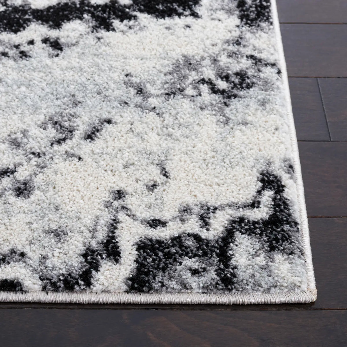 Safavieh Tulum 4'-0" x 6'-0" Rug in Ivory / Black