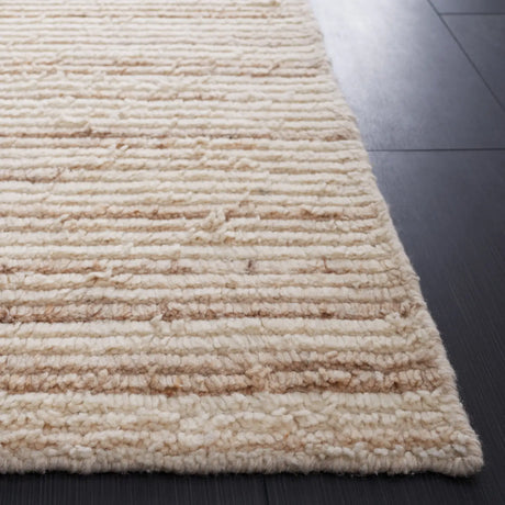 Safavieh Casablanca 4'-0" x 6'-0" Rug in Beige / Ivory