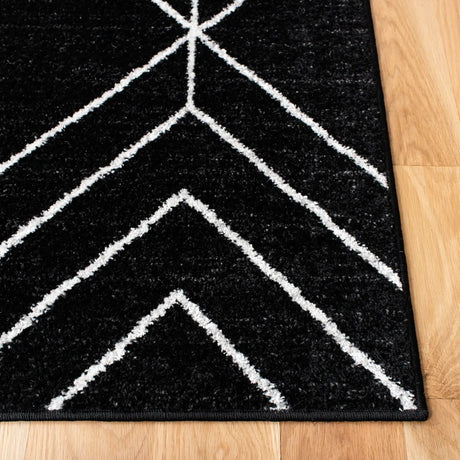 Safavieh Adirondack 4'-0" x 6'-0" Rug in Black / Ivory