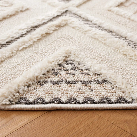 Safavieh Urban 6'-7" x 6'-7" Rug in Grey / Ivory