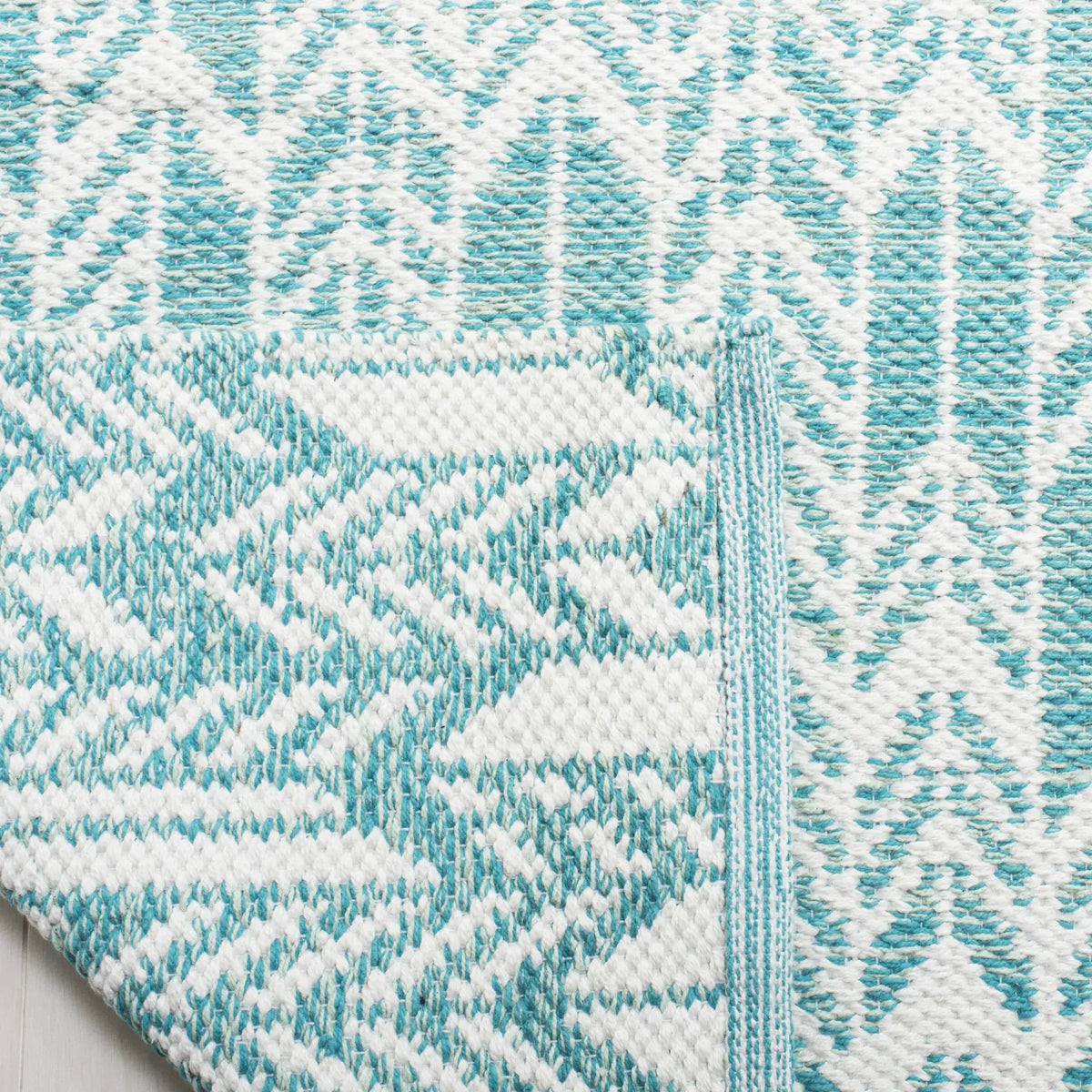 Safavieh Montauk 5'-0" x 8'-0" Rug in Aqua / Ivory