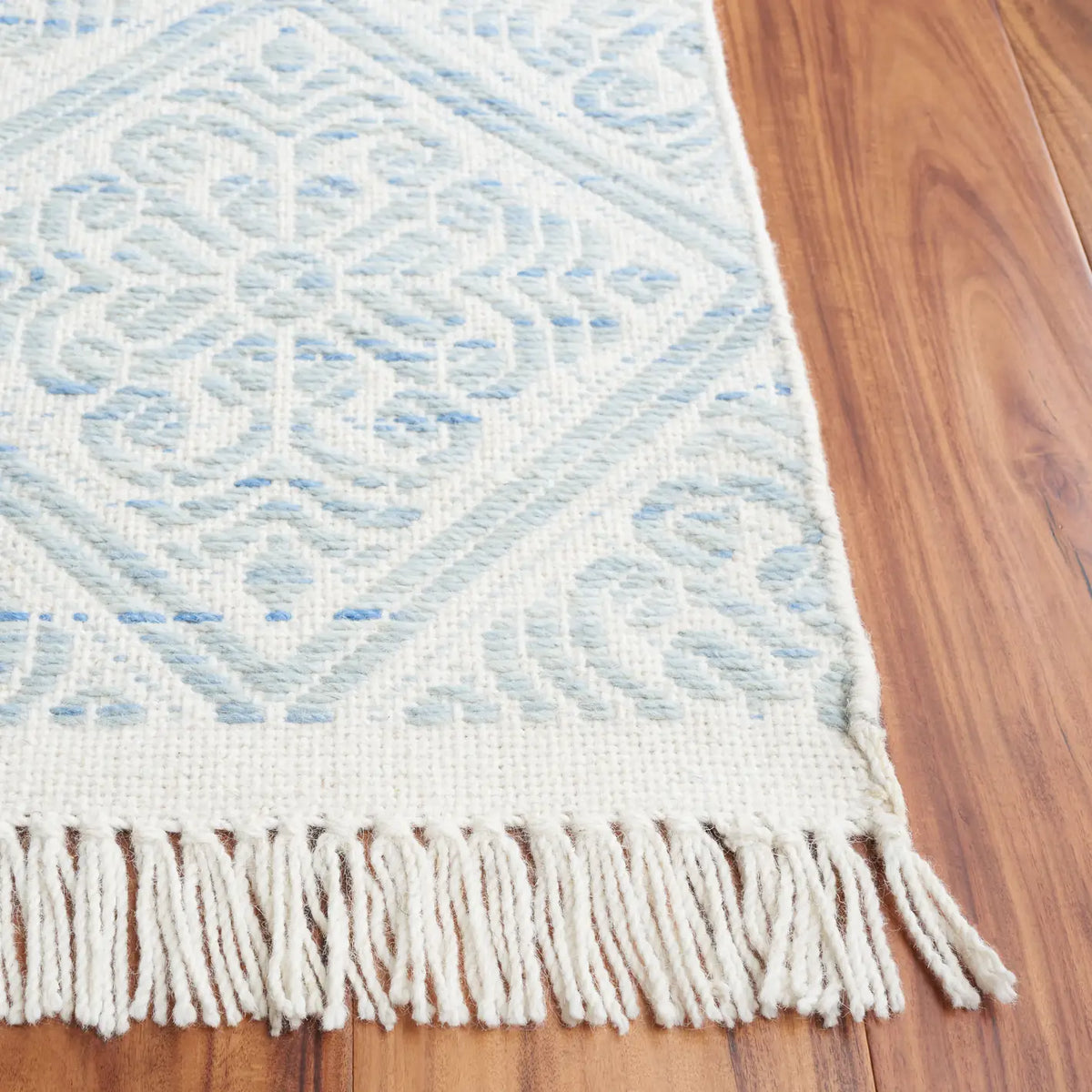 Safavieh Kilim 4'-0" x 6'-0" Rug in Blue / Ivory
