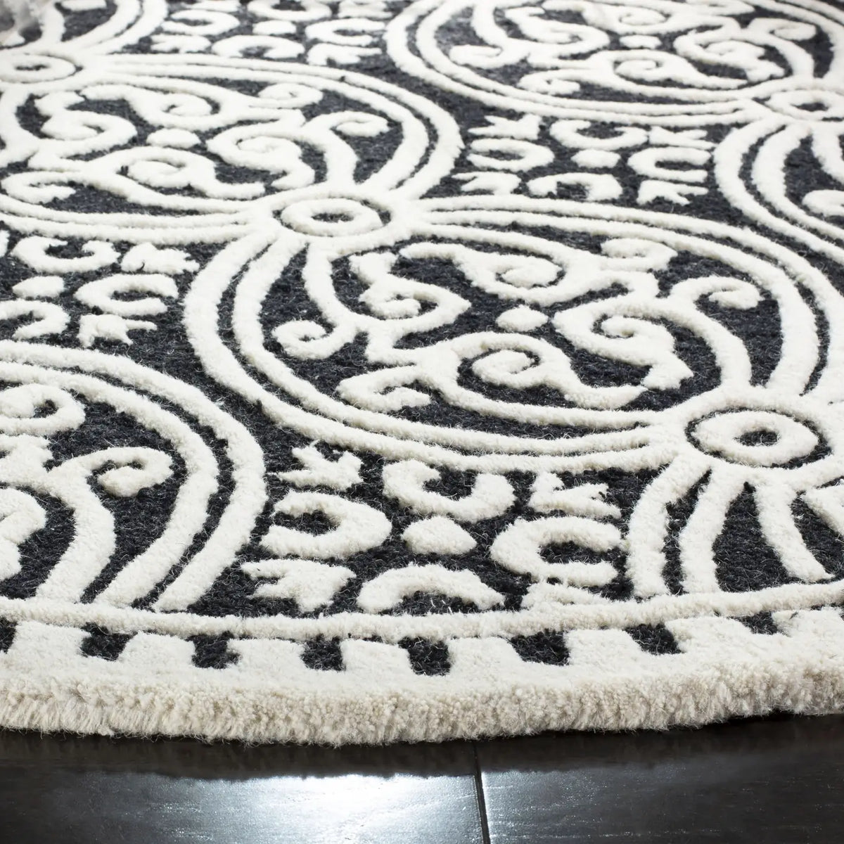 Safavieh Cambridge 6'-0" x 6'-0" Rug in Black / Ivory