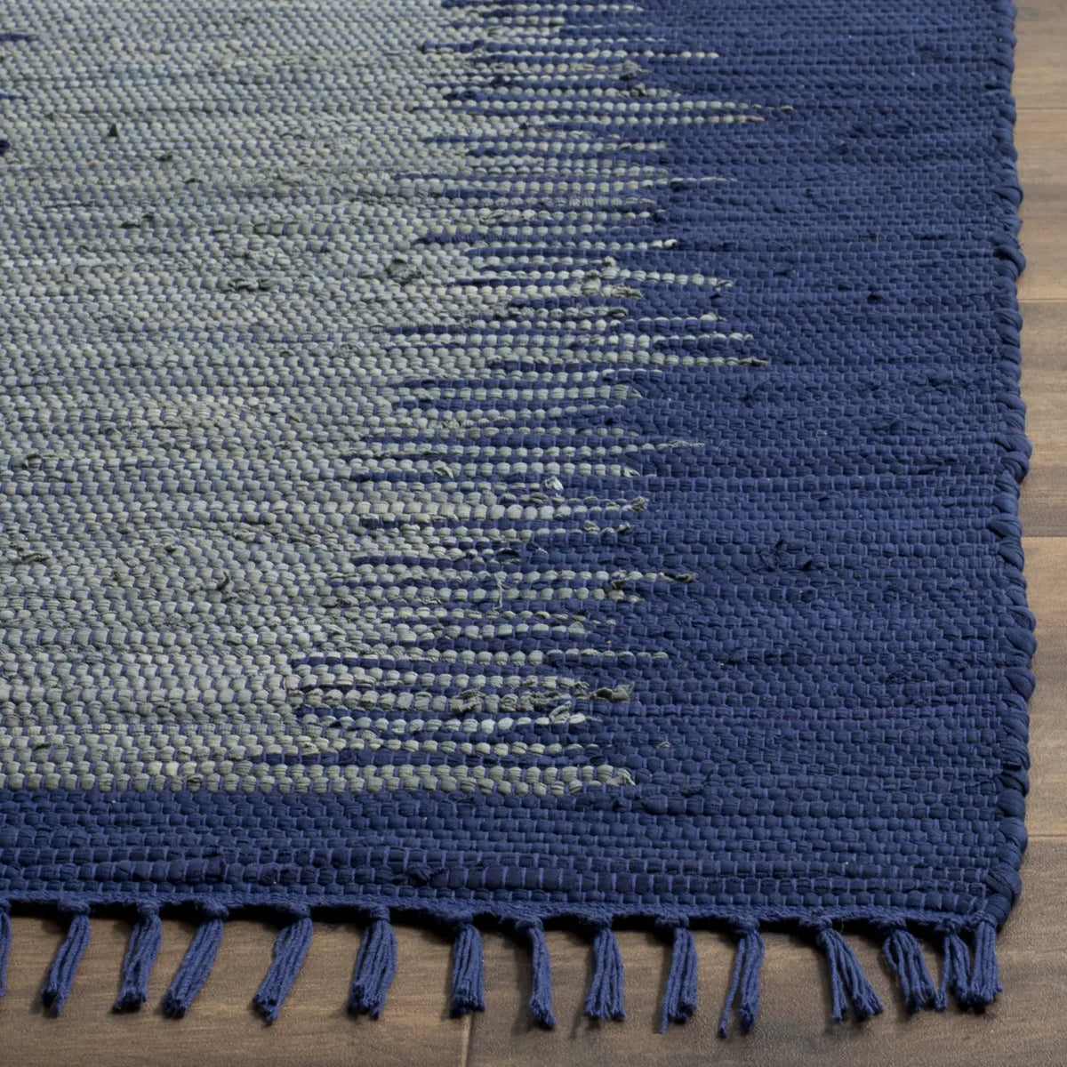 Safavieh Montauk 4'-0" x 6'-0" Rug in Navy