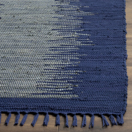 Safavieh Montauk 4'-0" x 6'-0" Rug in Navy