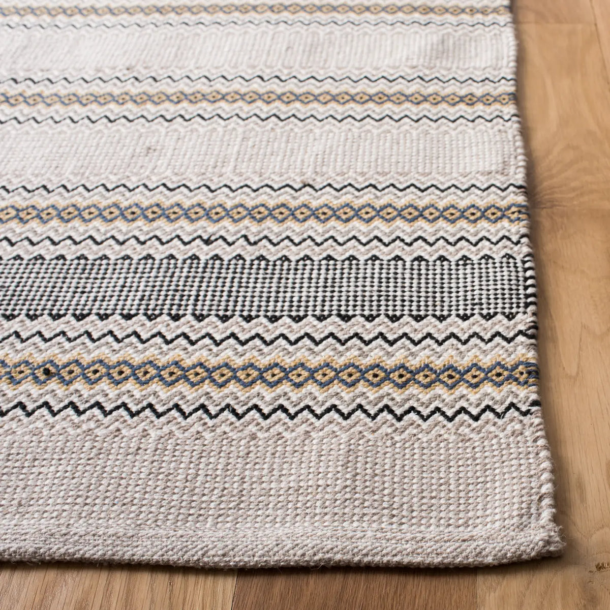 Safavieh Montauk 4'-0" x 6'-0" Rug in Blue / Beige