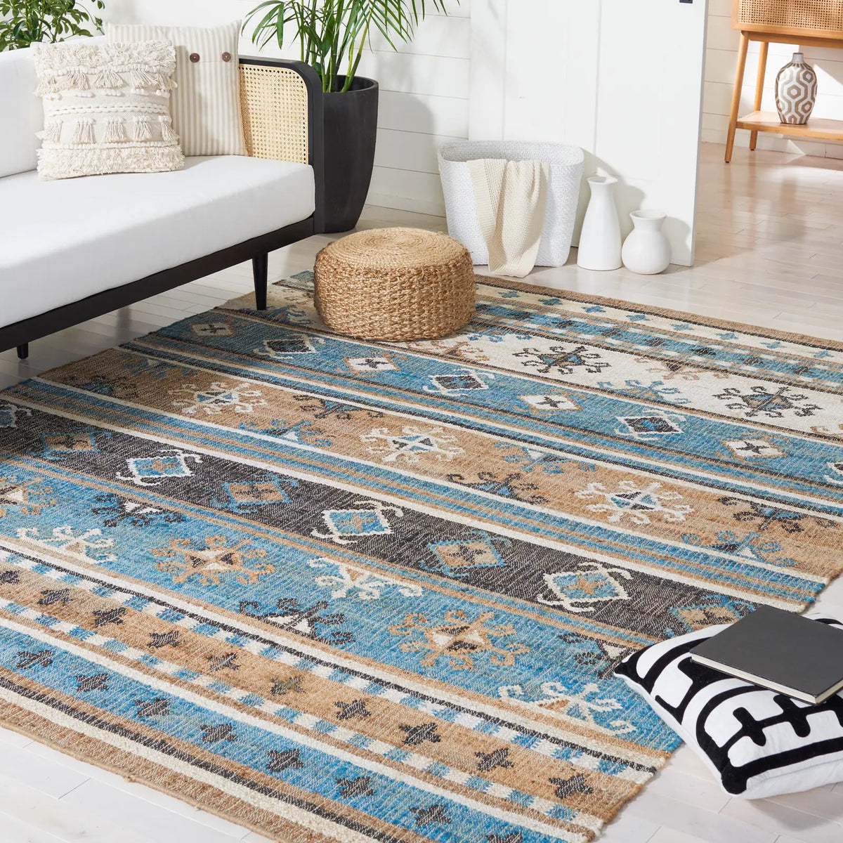 Safavieh Kilim 6'-0" x 9'-0" Rug in Blue / Ivory