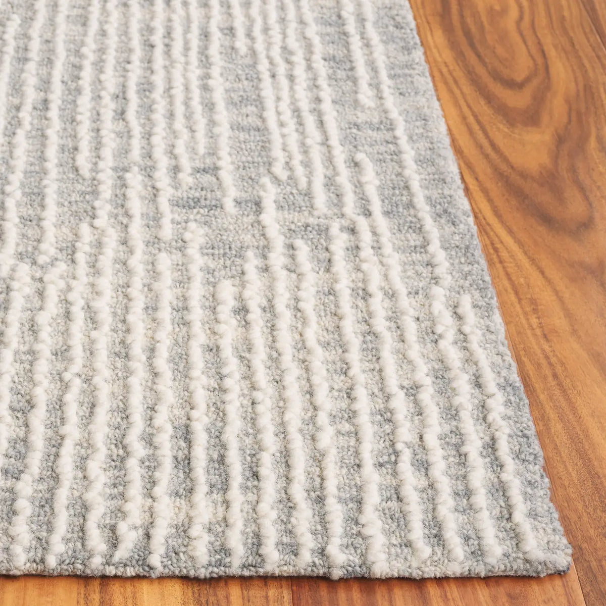 Safavieh Abstract 4'-0" x 6'-0" Rug in Light Grey / Ivory