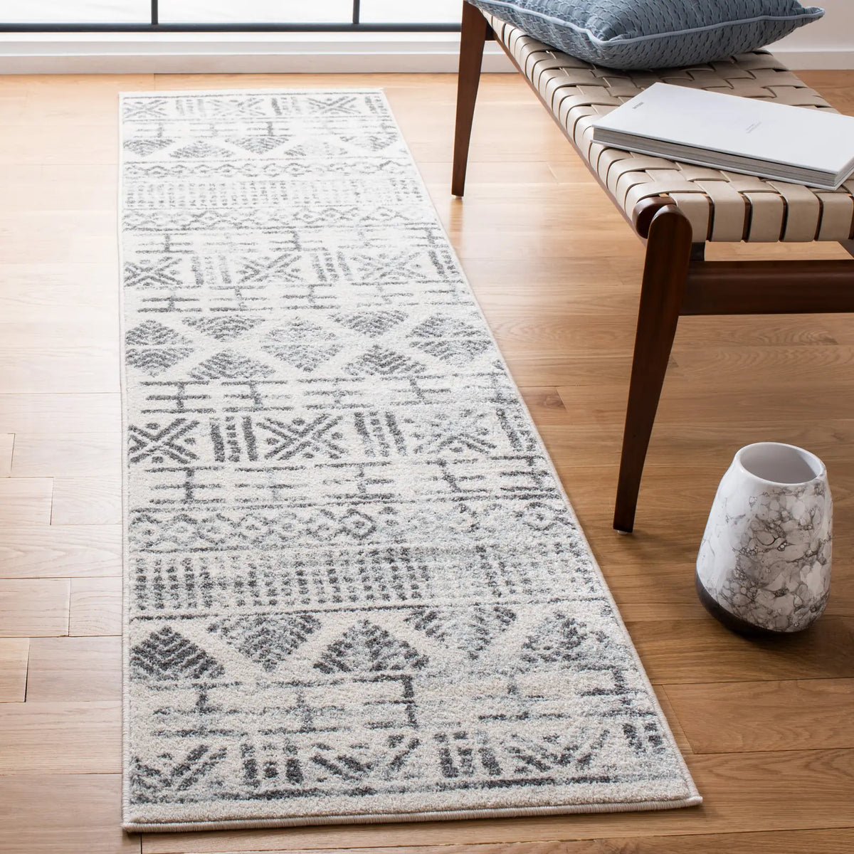 Safavieh Mercer 2'-0" x 8'-0" Rug in Ivory / Charcoal