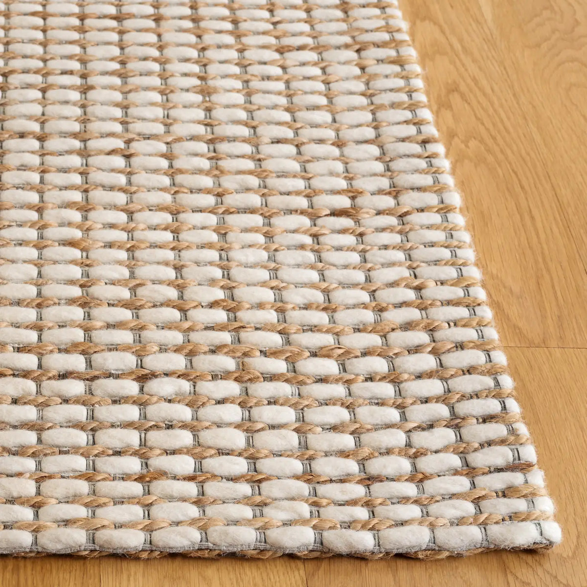 Safavieh Marbella 4'-0" x 6'-0" Rug in Brown / Natural