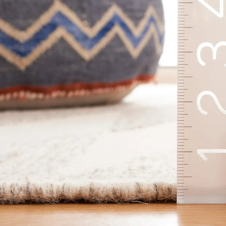 Safavieh Kilim 4'-0" x 6'-0" Rug in Grey / Ivory