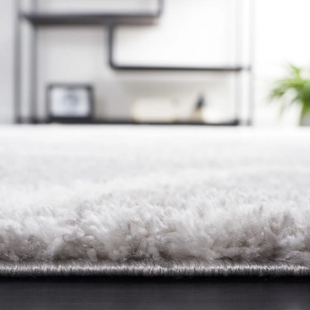 Safavieh Berber Shag 4'-5" x 6'-5" Rug in Grey / Ivory