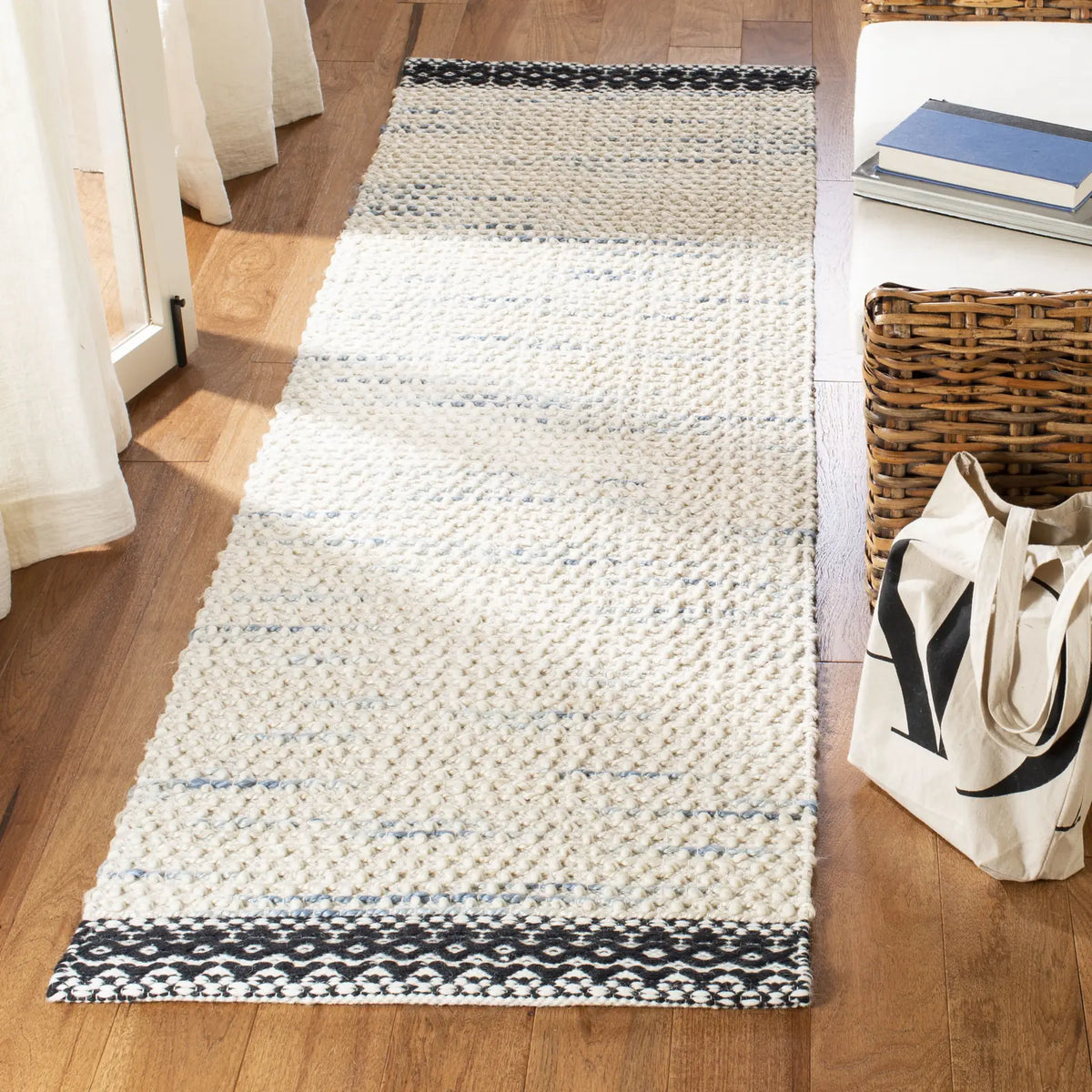 Safavieh Natura 2'-3" x 8'-0" Rug in Black / Ivory
