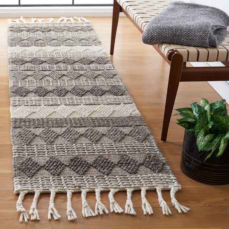 Safavieh Natura 2'-3" x 8'-0" Rug in Ivory / Black