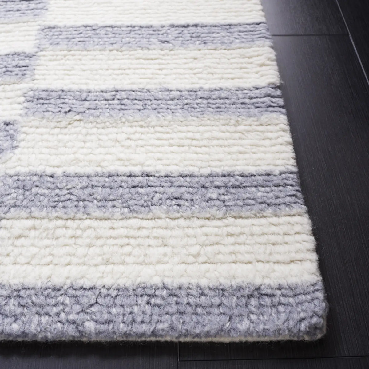 Safavieh Vermont 4'-0" x 6'-0" Rug in Ivory / Grey