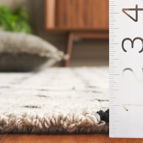 Safavieh Genre 4'-0" x 6'-0" Rug in Grey / Brown