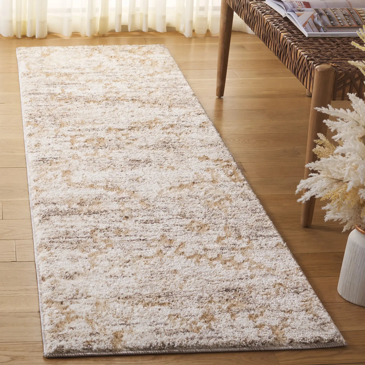 Safavieh Ravine Shag 2'-2" x 8'-0" Rug in Beige / Ivory