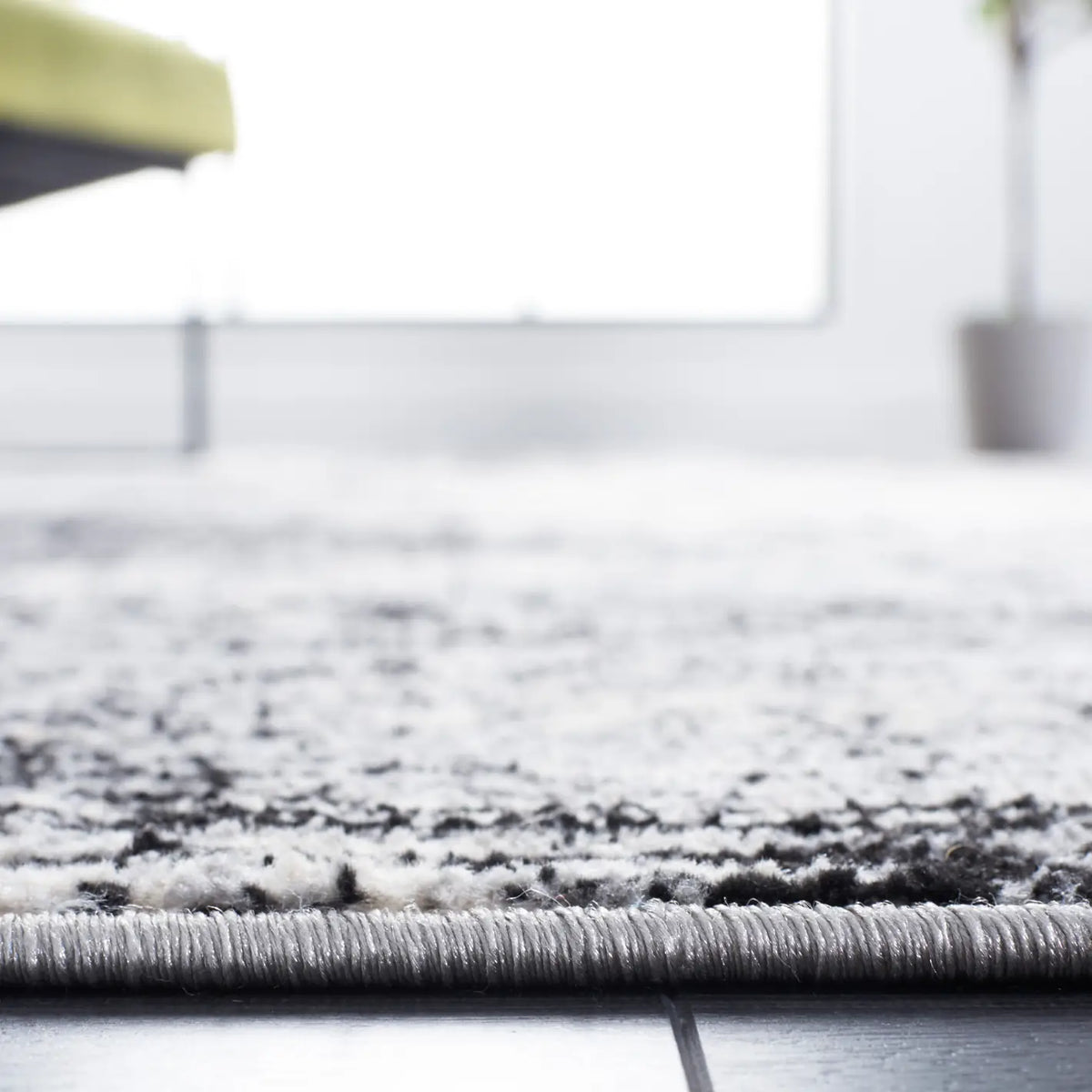 Safavieh Jasper 100 4'-0" x 6'-0" Rug in Black / Ivory