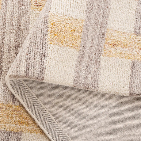 Safavieh Genre 4'-0" x 6'-0" Rug in Grey / Ivory