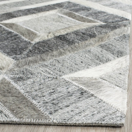 Safavieh Studio Leather 4'-0" x 6'-0" Rug in Ivory / Dark Grey