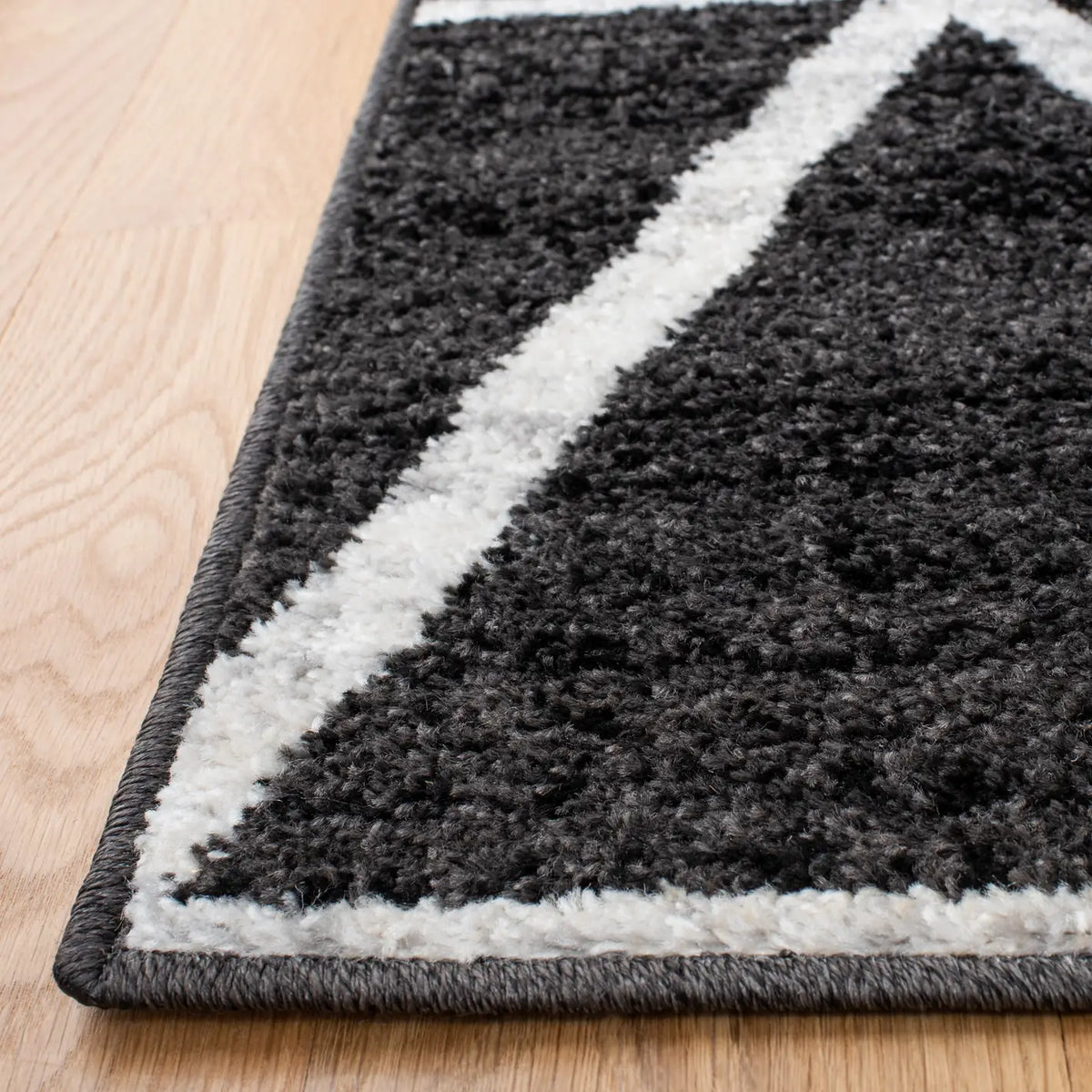 Safavieh Adirondack 4'-0" x 6'-0" Rug in Black / Ivory