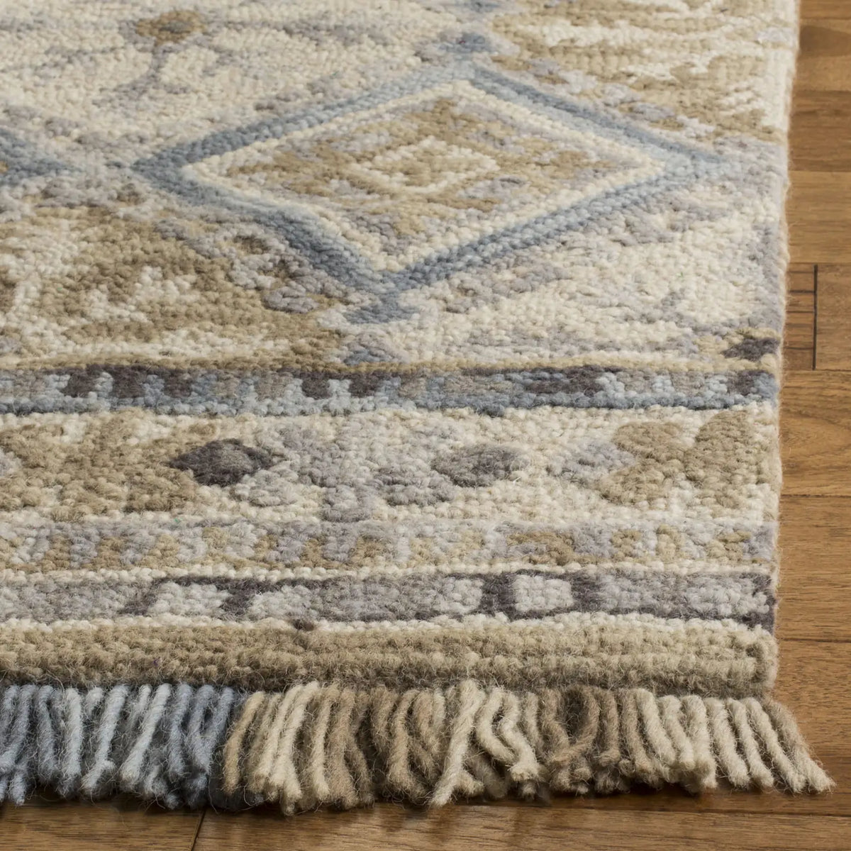 Safavieh Blossom 5'-0" x 8'-0" Rug in Beige / Light Blue