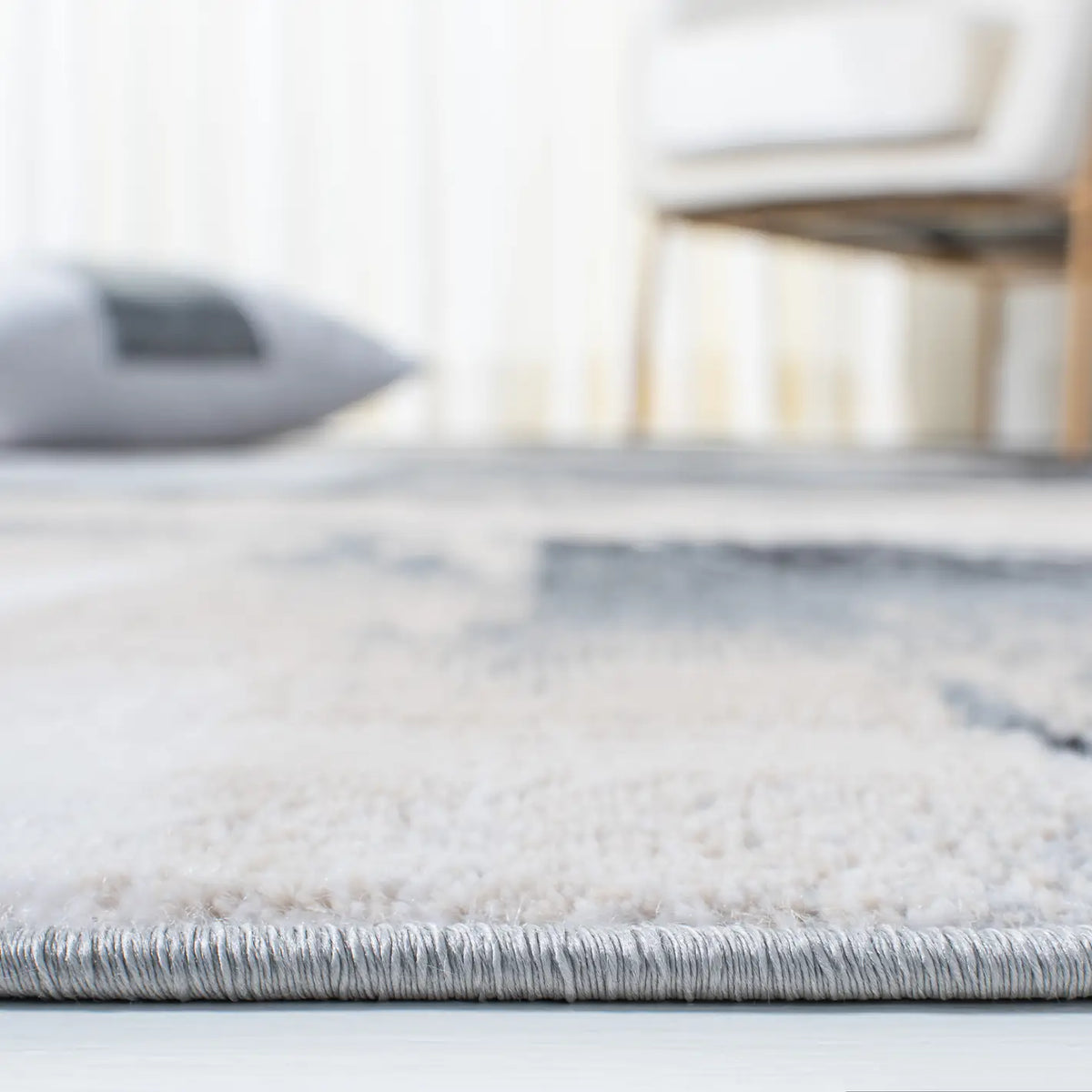 Safavieh Lagoon 4'-5" x 6'-5" Rug in Charcoal / Ivory