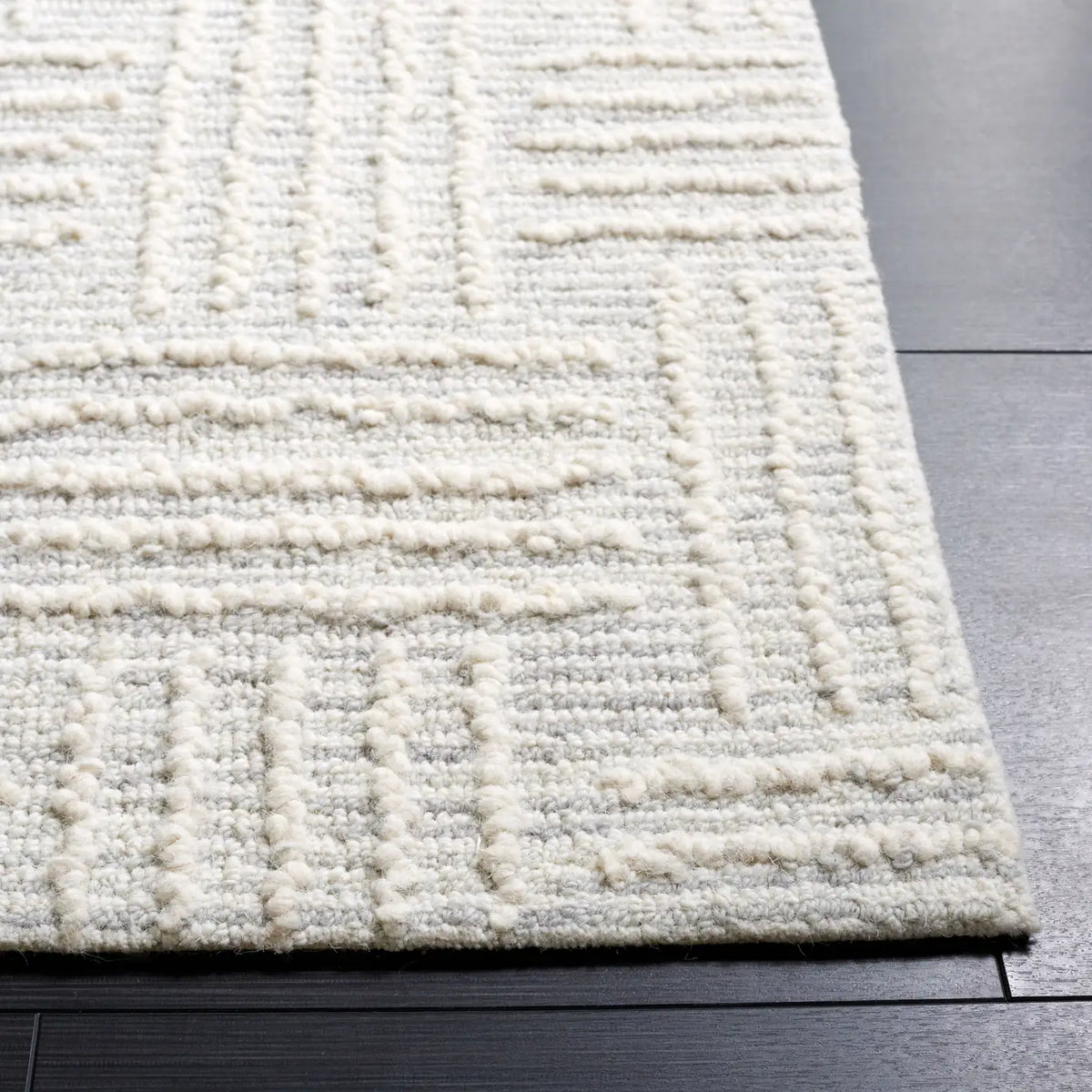 Safavieh Ebony 4'-0" x 6'-0" Rug in Light Grey / Ivory