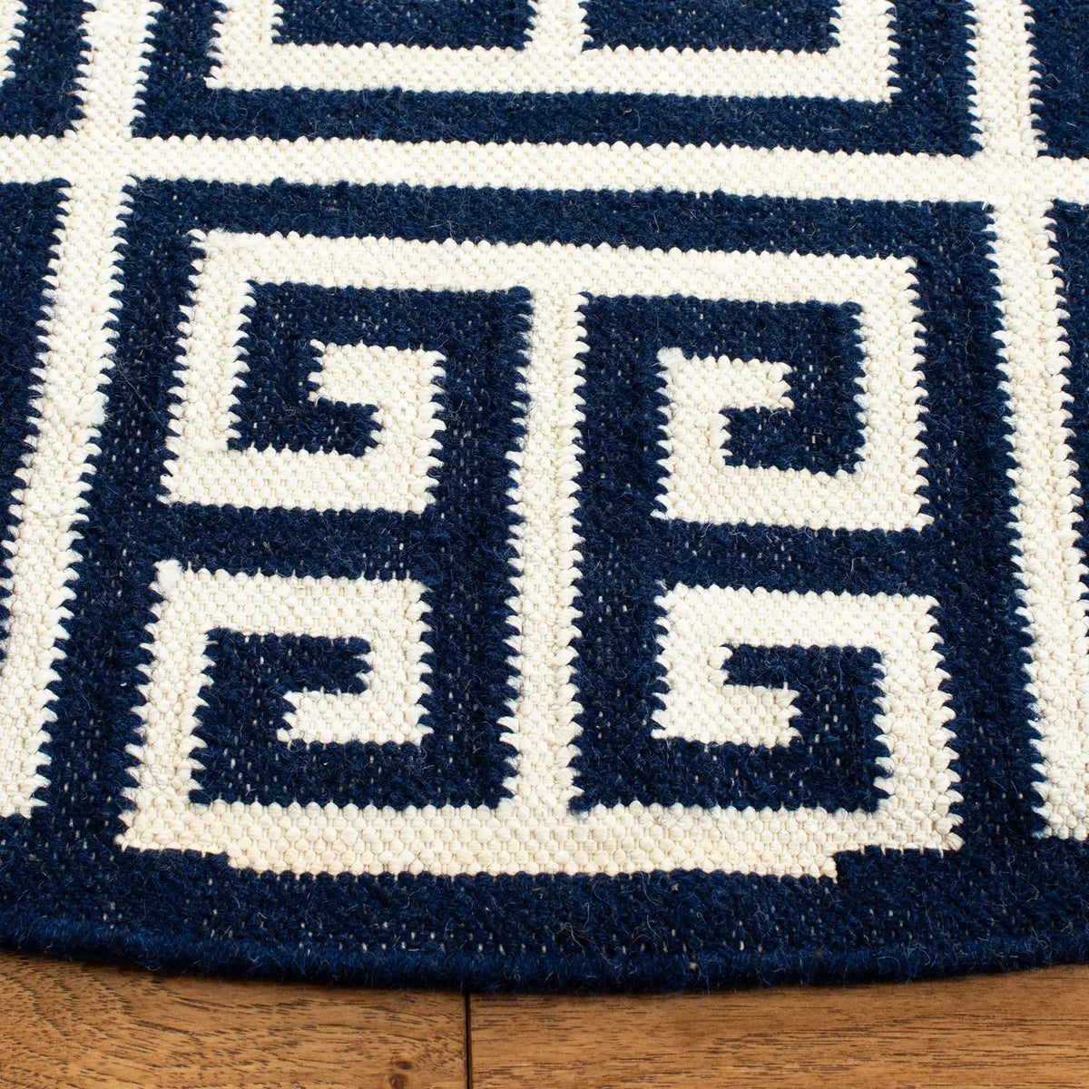 Safavieh Dhurries 7'-0" x 7'-0" Rug in Navy / Ivory