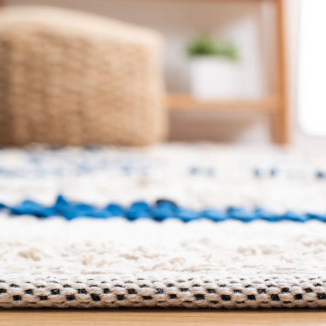 Safavieh Natura 4'-0" x 6'-0" Rug in Beige / Navy