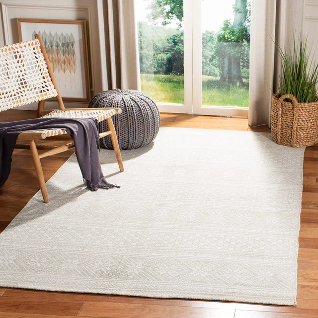 Safavieh Cedar Brook 5'-0" x 8'-0" Rug in Silver / Ivory