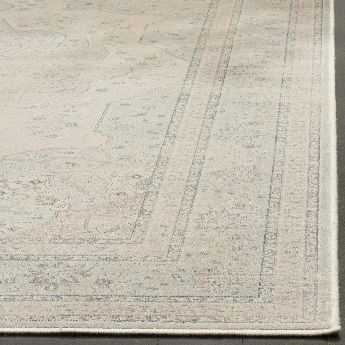 Safavieh Vintage 4'-0" x 5'-7" Rug in Light Blue / Cream