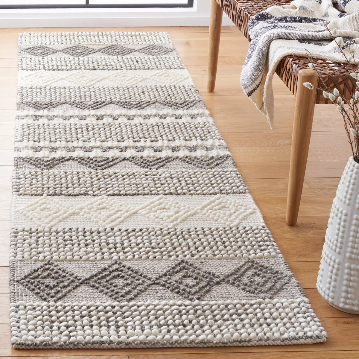 Safavieh Natura 2'-3" x 10'-0" Rug in Grey / Ivory