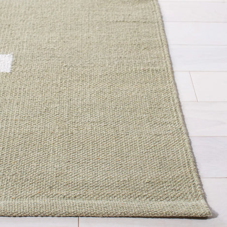 Safavieh Montauk 4'-0" x 6'-0" Rug in Light Green / Ivory