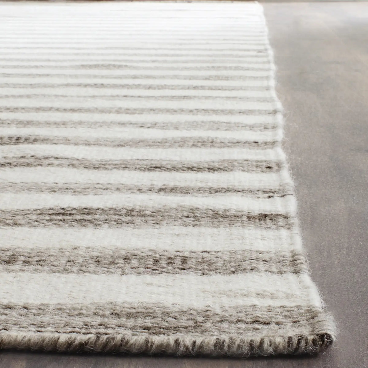 Safavieh Dhurries 6'-0" x 9'-0" Rug in Brown / Ivory
