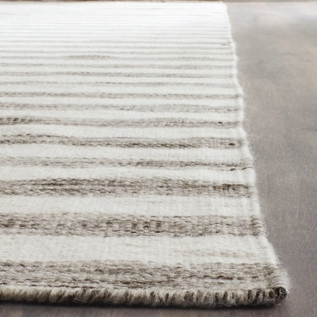 Safavieh Dhurries 6'-0" x 9'-0" Rug in Brown / Ivory