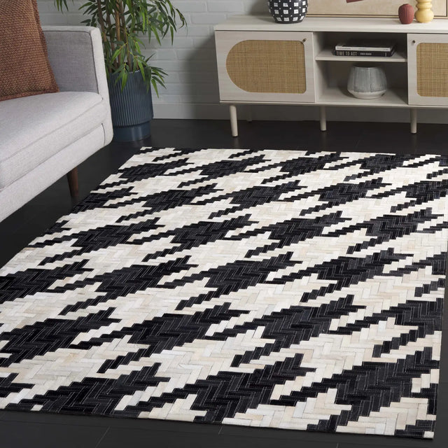 Safavieh Studio Leather 4'-0" x 6'-0" Rug in Ivory / Black