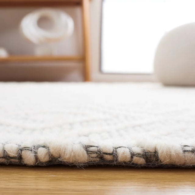 Safavieh Marbella 4'-0" x 6'-0" Rug in Ivory / Grey