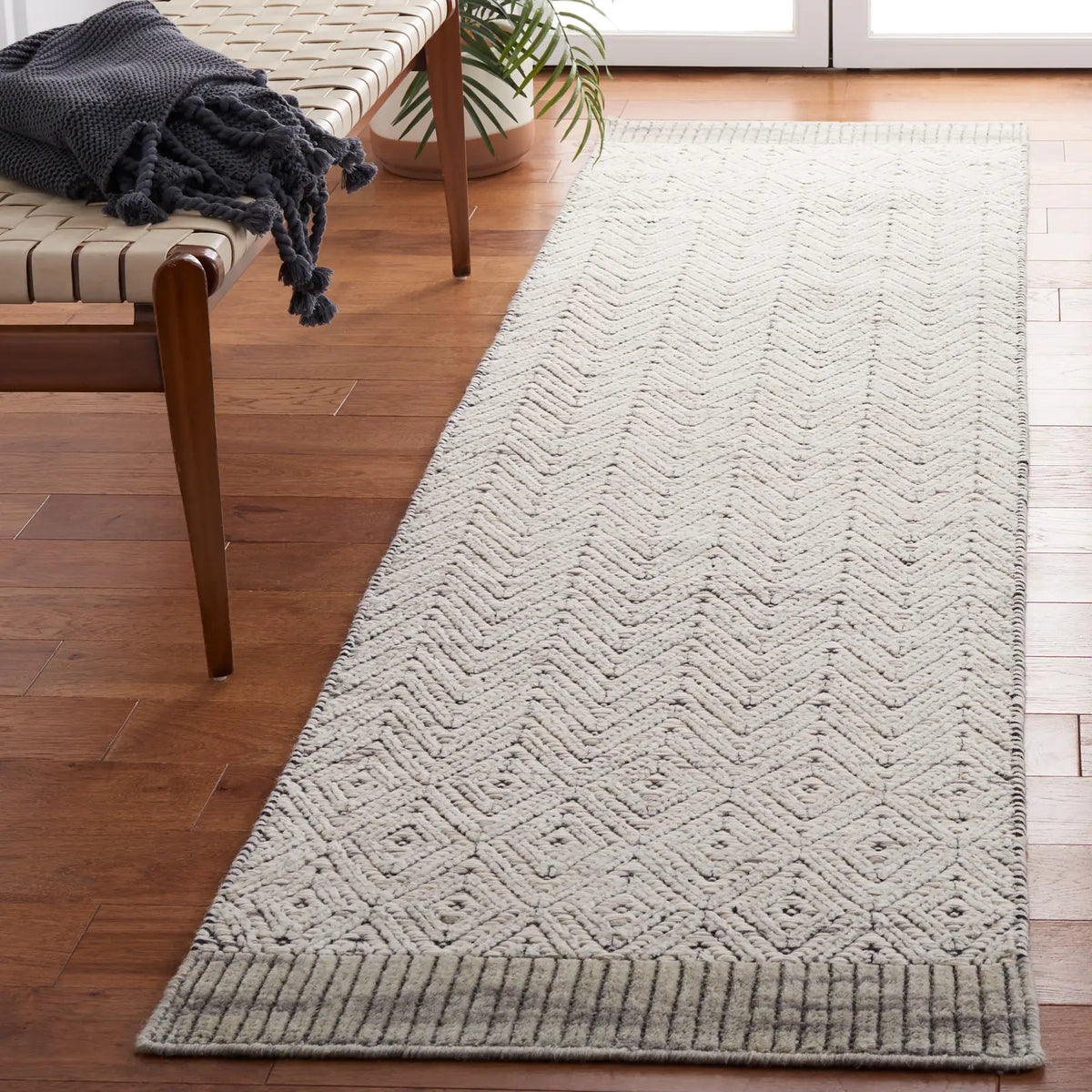 Safavieh Martha Stewart 2'-3" x 9'-0" Rug in Grey / Ivory