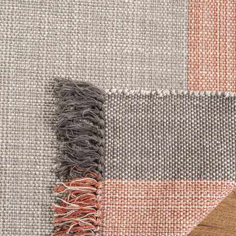 Safavieh Montauk 5'-0" x 8'-0" Rug in Terracotta / Grey