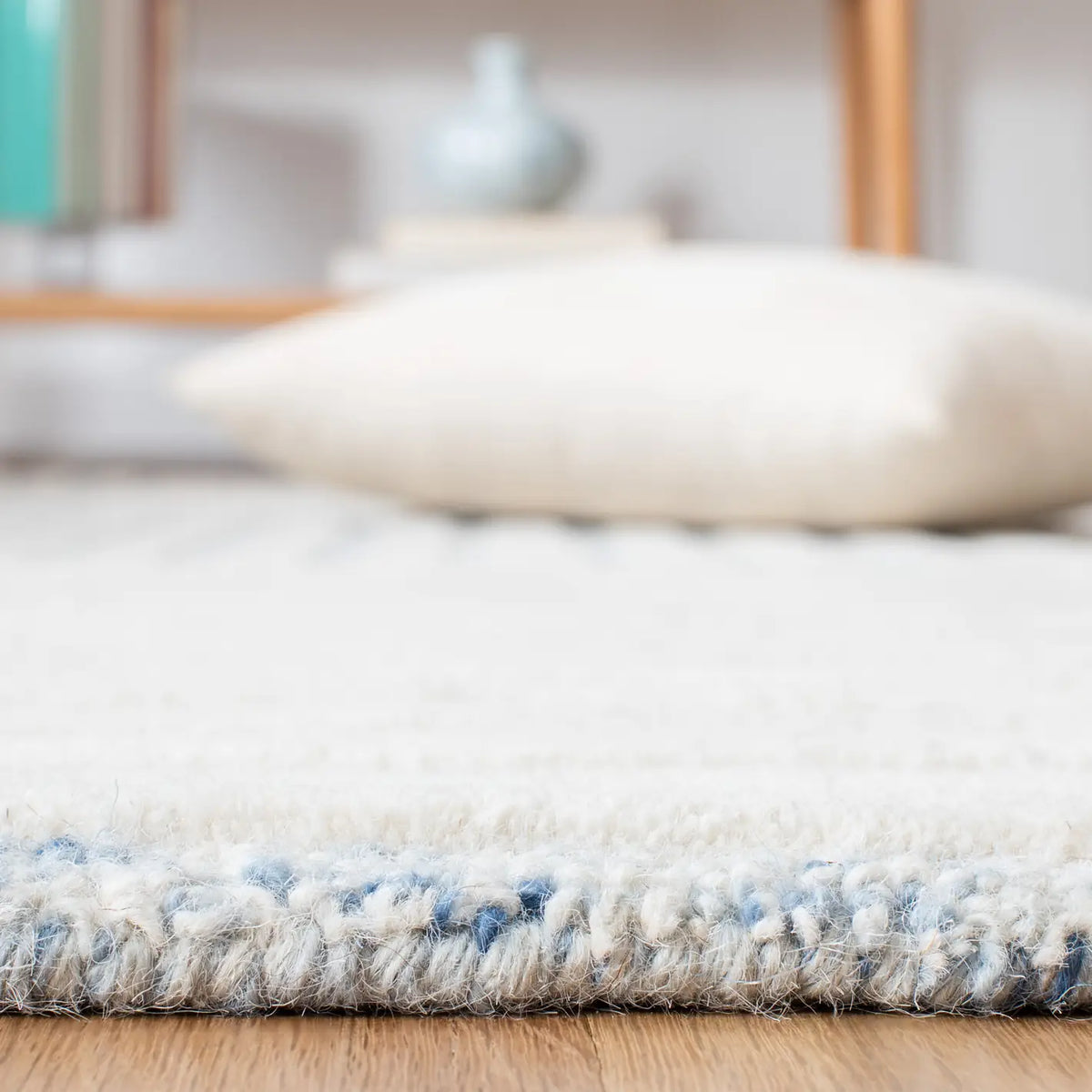 Safavieh Metro 4'-0" x 6'-0" Rug in Blue / Ivory
