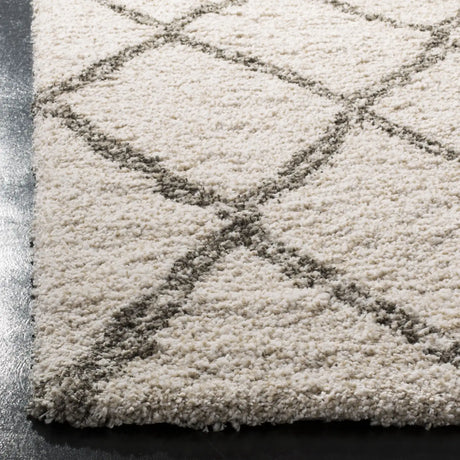 Safavieh Hudson Shag 5'-1" x 7'-6" Rug in Ivory / Grey