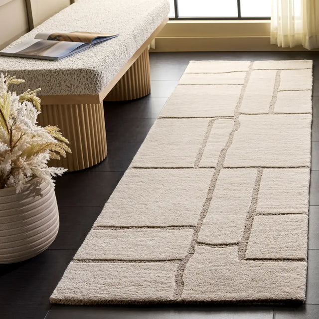 Safavieh Harvest 2'-3" x 8'-0" Rug in Beige / Silver