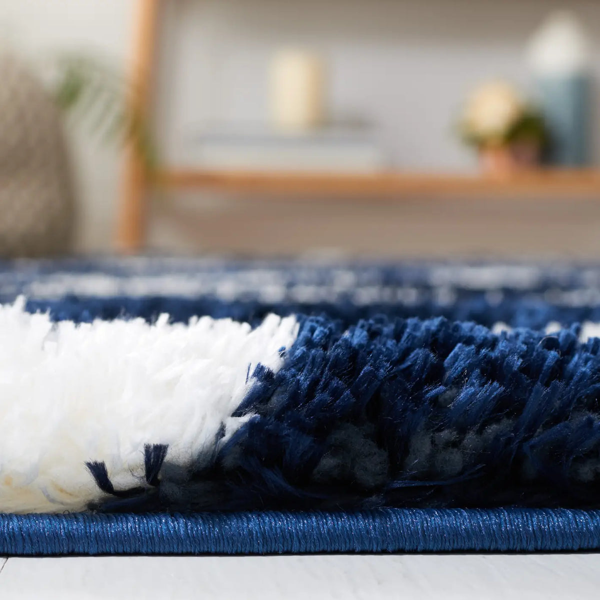 Safavieh Tahoe Shag 4'-0" x 6'-0" Rug in Navy / White
