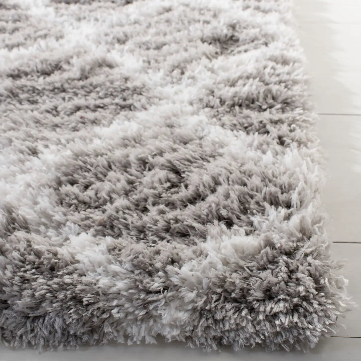 Safavieh Indie Shag 5'-1" x 7'-6" Rug in Grey / Ivory