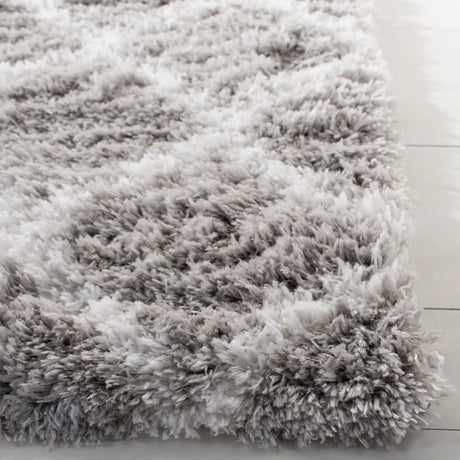 Safavieh Indie Shag 5'-1" x 7'-6" Rug in Grey / Ivory