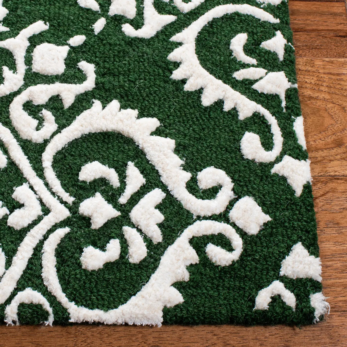 Safavieh Chatham 4'-0" x 6'-0" Rug in Green / Ivory