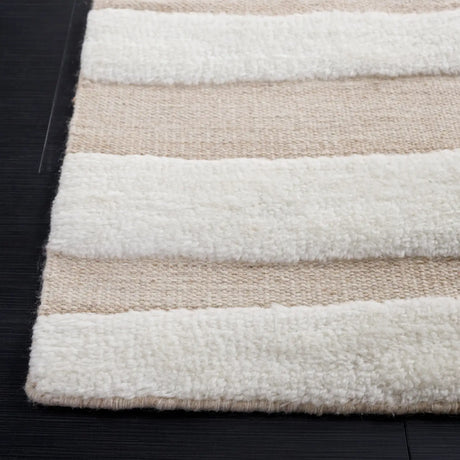 Safavieh Manhattan 4'-0" x 6'-0" Rug in Ivory / Beige