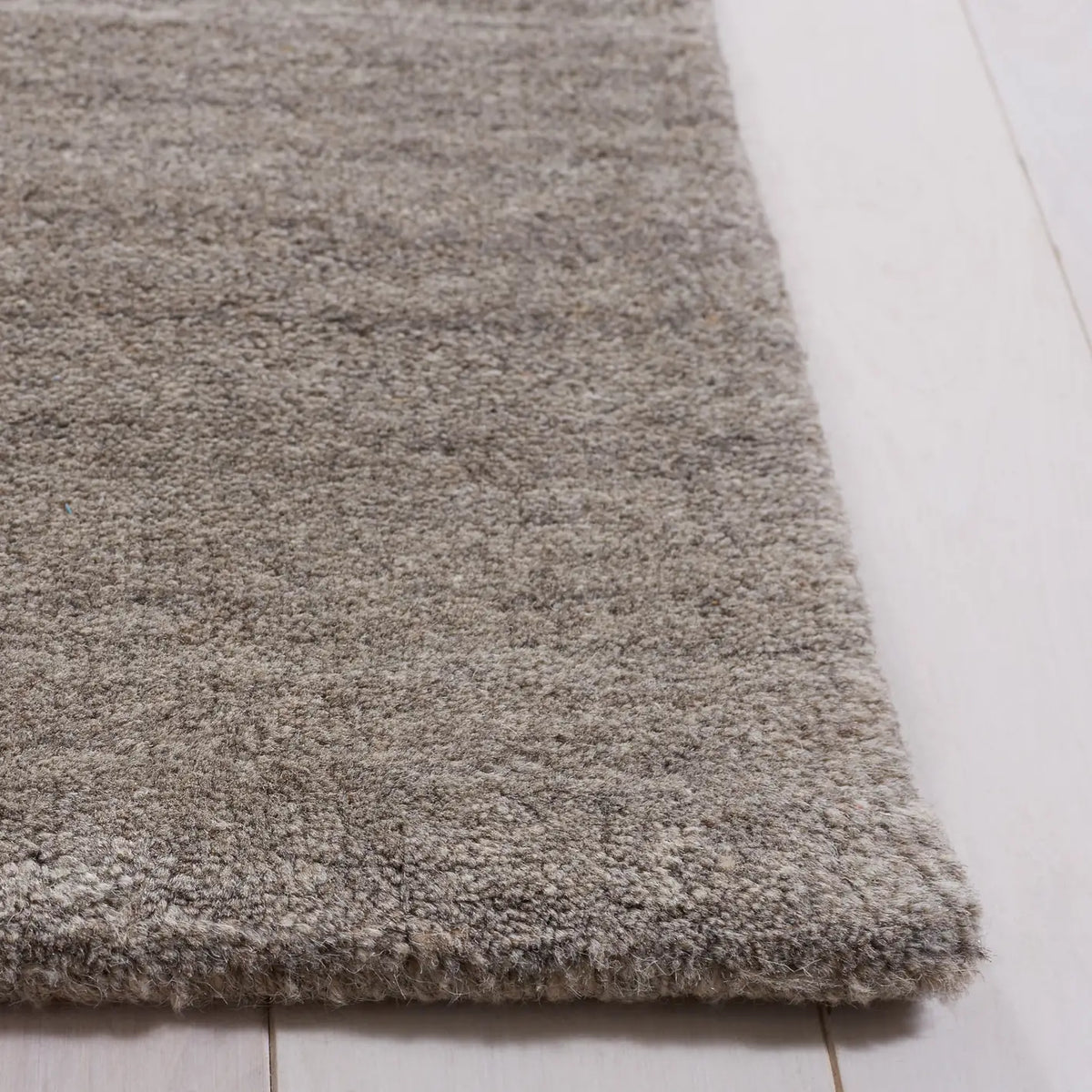 Safavieh Himalaya 5'-0" x 8'-0" Rug in Pewter