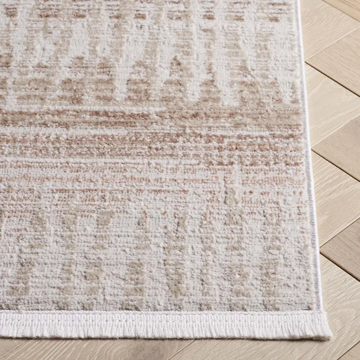 Safavieh Mila 4'-0" x 6'-0" Rug in Ivory / Beige Grey